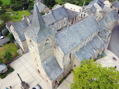 Eglise St Pierre de Campuac en vue aérienne