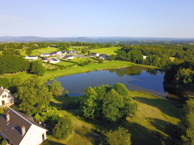 Campuac le lac en vue aérienne